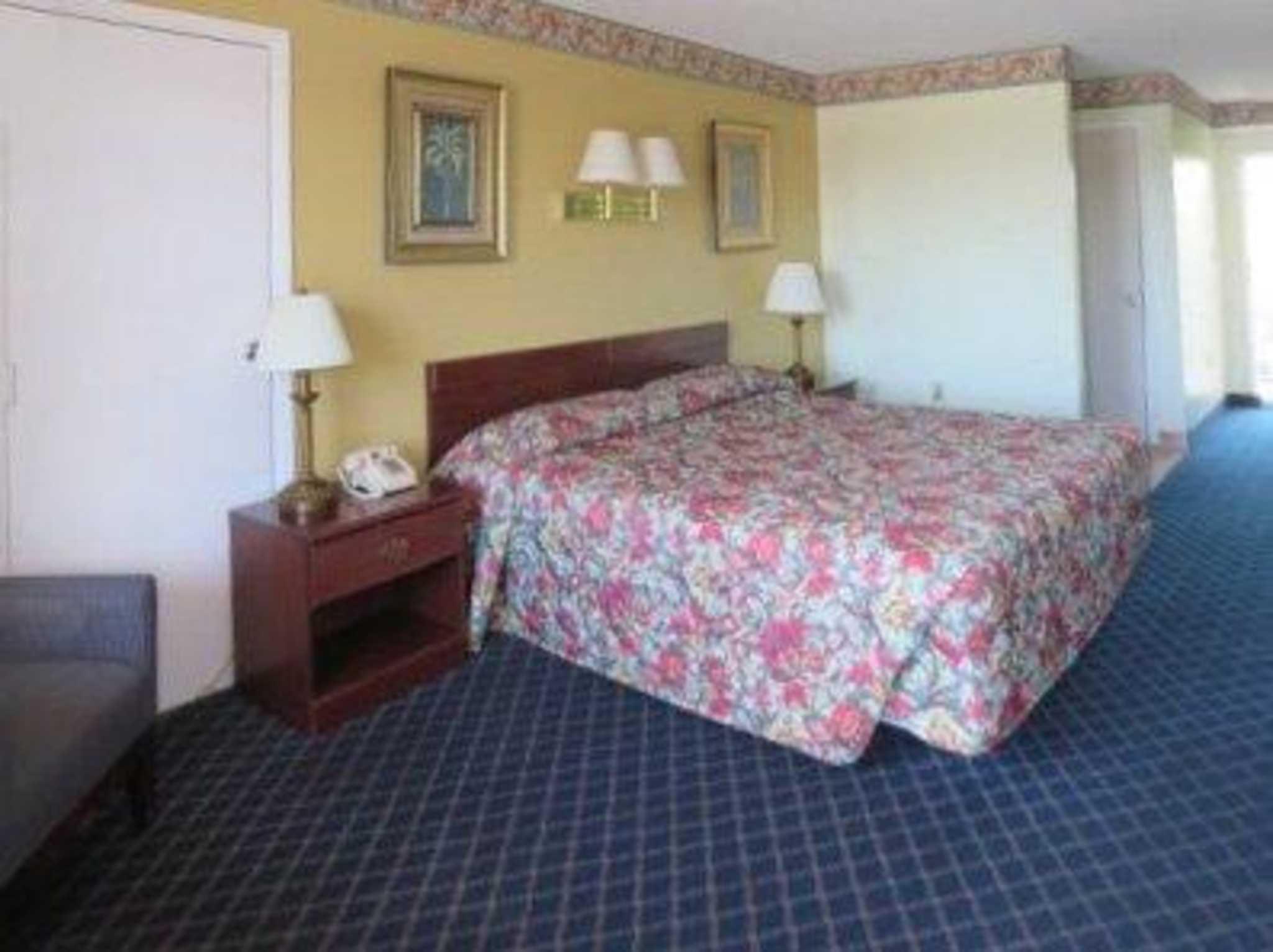 1 King Bed - Non - Smoking